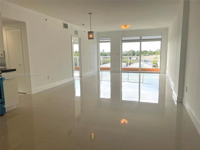 7700 Tatum Waterway Dr # 302, Miami Beach FL 33141