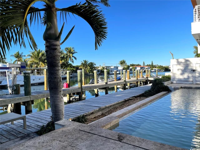 7700 Tatum Waterway Dr # 302, Miami Beach FL 33141