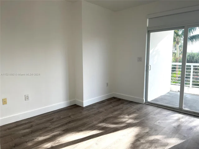 7700 Tatum Waterway Dr # 302, Miami Beach FL 33141