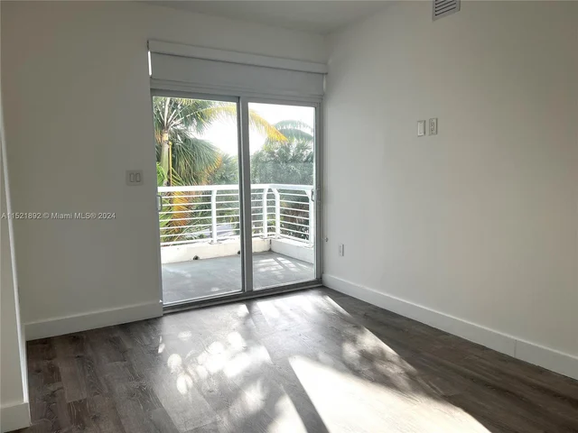 7700 Tatum Waterway Dr # 302, Miami Beach FL 33141