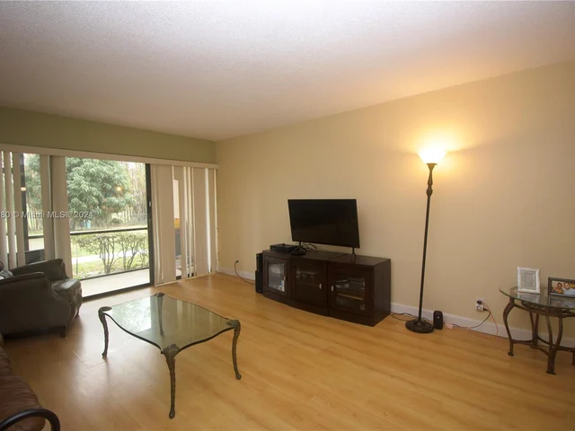 4000 N Hills Dr # 3, Hollywood FL 33021