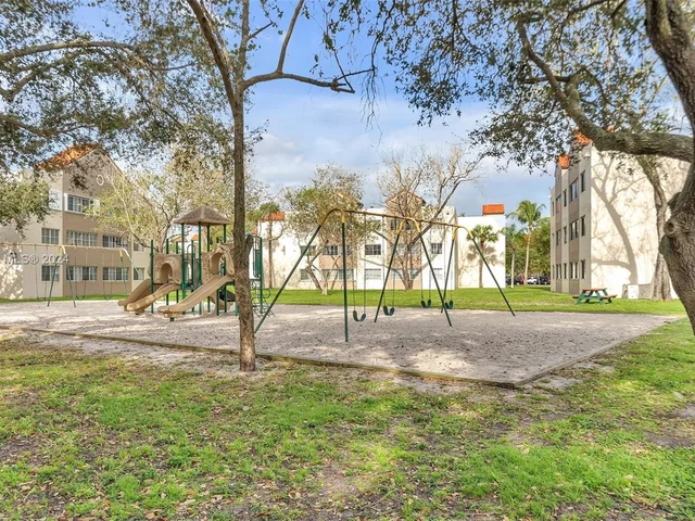 6065 NW 186th St # 302, Hialeah FL 33015