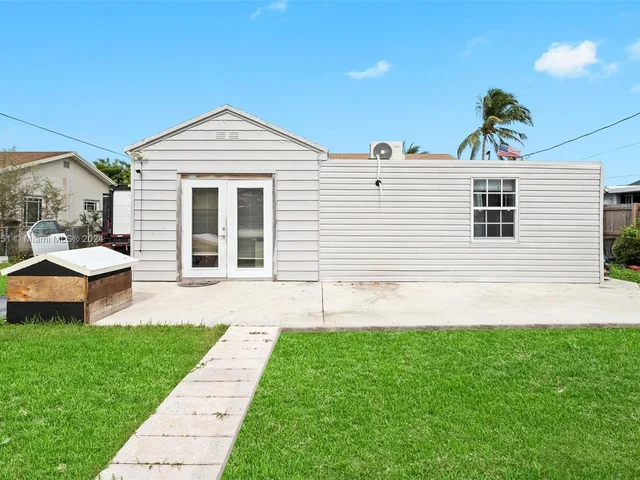 890 SE 1st St, Hialeah FL 33010