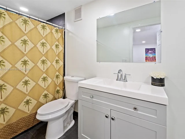 890 SE 1st St, Hialeah FL 33010