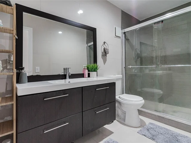 890 SE 1st St, Hialeah FL 33010