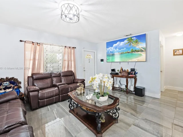 890 SE 1st St, Hialeah FL 33010