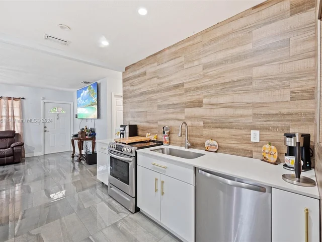 890 SE 1st St, Hialeah FL 33010