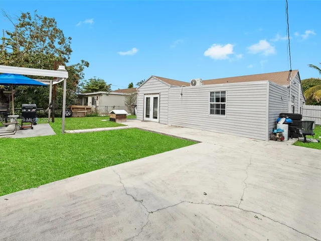 890 SE 1st St, Hialeah FL 33010