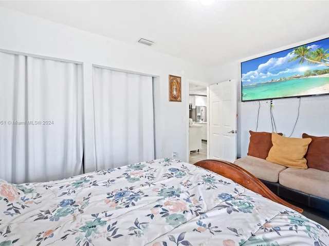 890 SE 1st St, Hialeah FL 33010