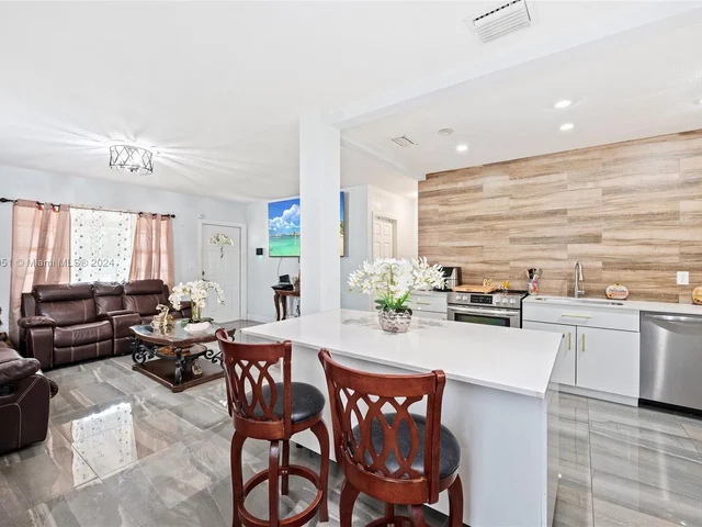 890 SE 1st St, Hialeah FL 33010