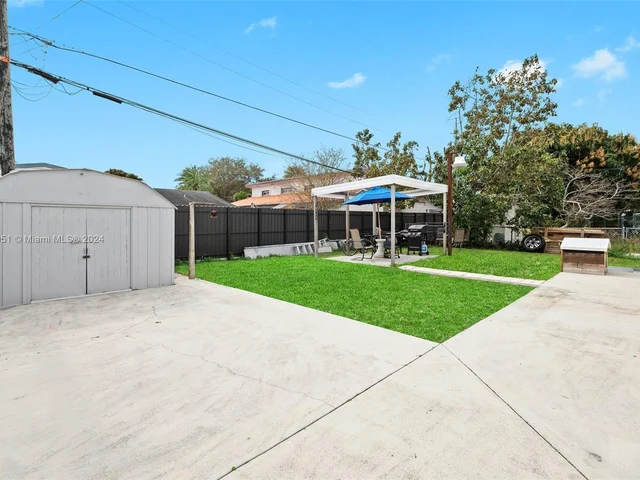 890 SE 1st St, Hialeah FL 33010