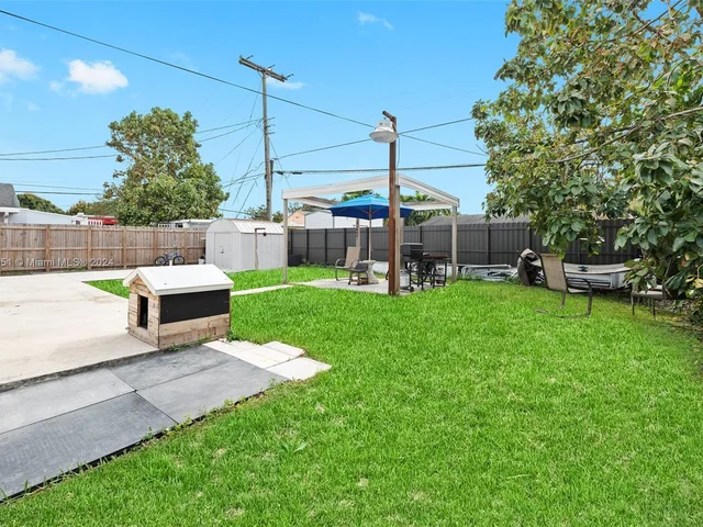 890 SE 1st St, Hialeah FL 33010