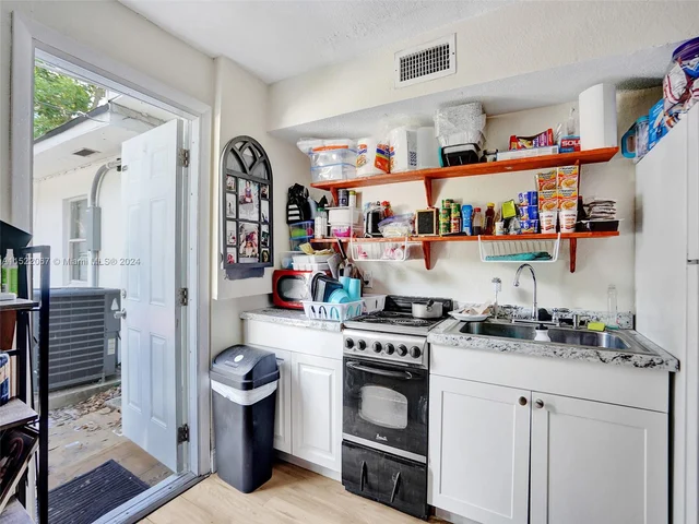 25 NW 127TH ST, North Miami FL 33168