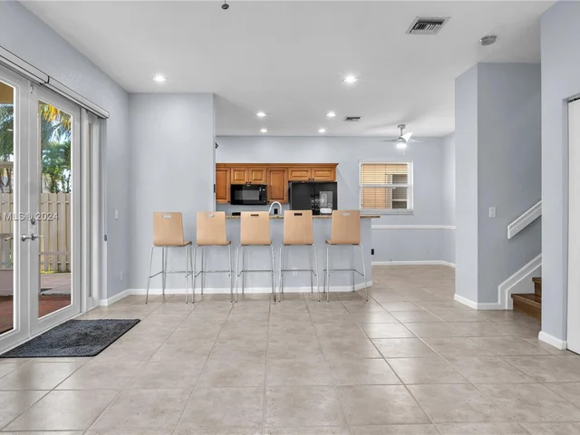 6858 NW 33rd St, Margate FL 33063