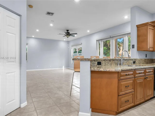 6858 NW 33rd St, Margate FL 33063