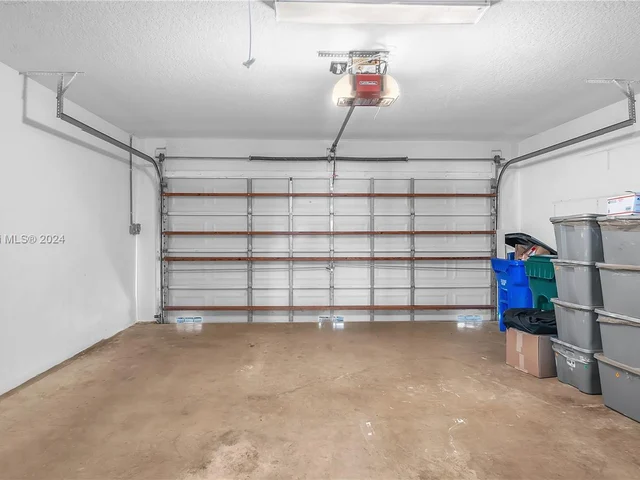 6858 NW 33rd St, Margate FL 33063