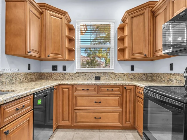 6858 NW 33rd St, Margate FL 33063