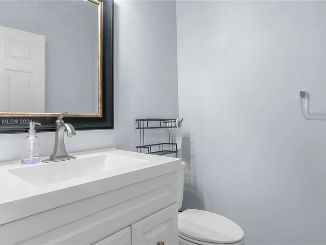 6858 NW 33rd St, Margate FL 33063