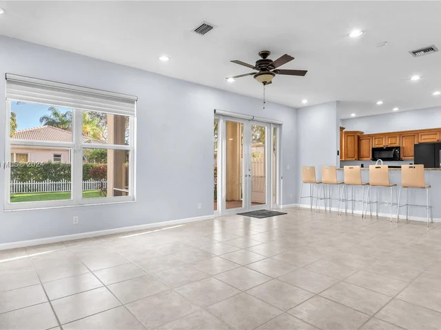 6858 NW 33rd St, Margate FL 33063