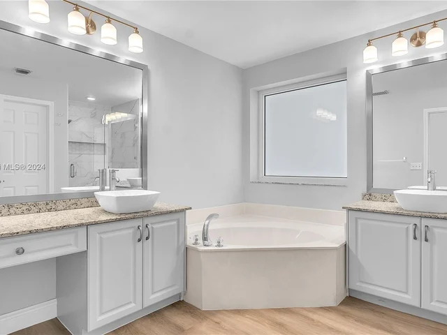 6858 NW 33rd St, Margate FL 33063