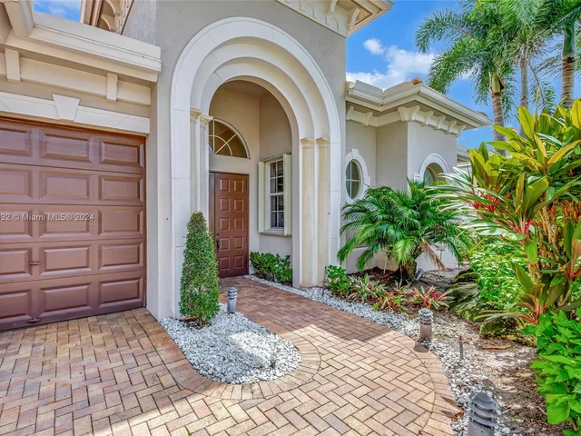 242 Montant Dr, Palm Beach Gardens FL 33410