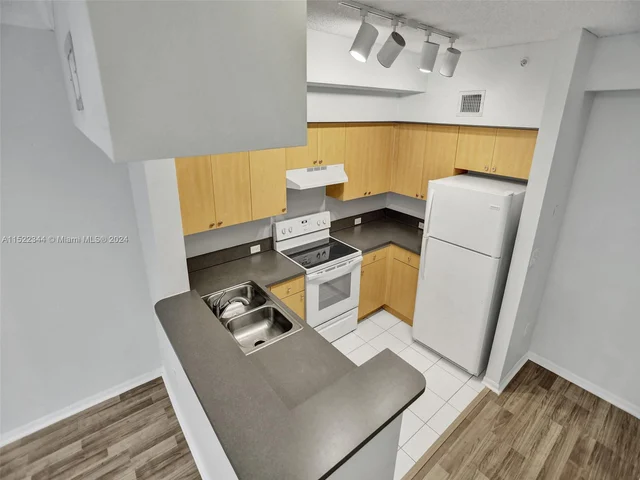 2871 NE 185th St # 203, Aventura FL 33180