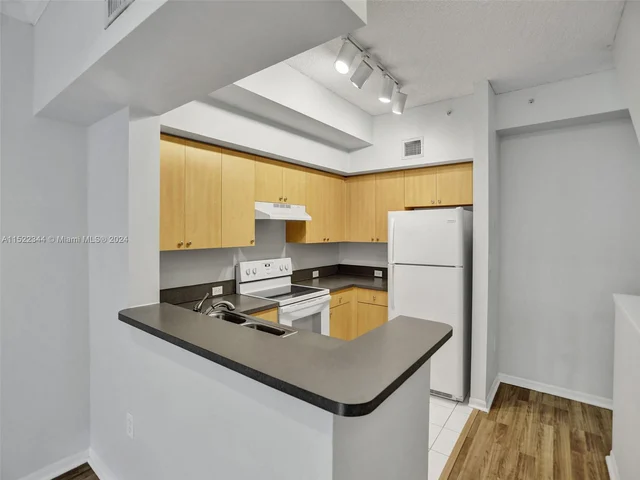 2871 NE 185th St # 203, Aventura FL 33180