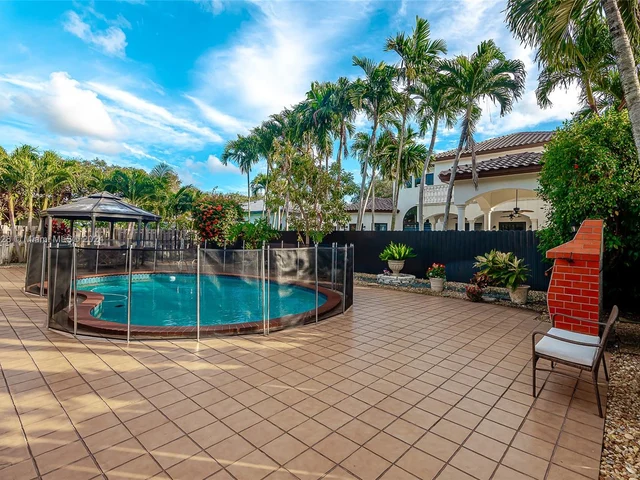 7910 NW 169th Ter, Miami Lakes FL 33016