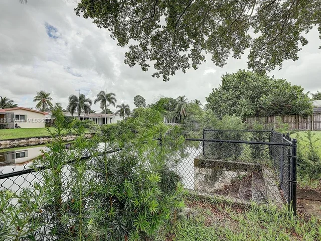 2311 NE 193rd St, Miami FL 33180