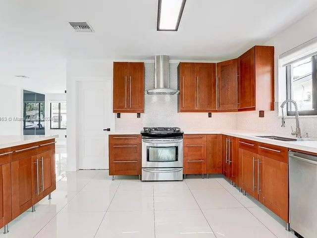 2311 NE 193rd St, Miami FL 33180