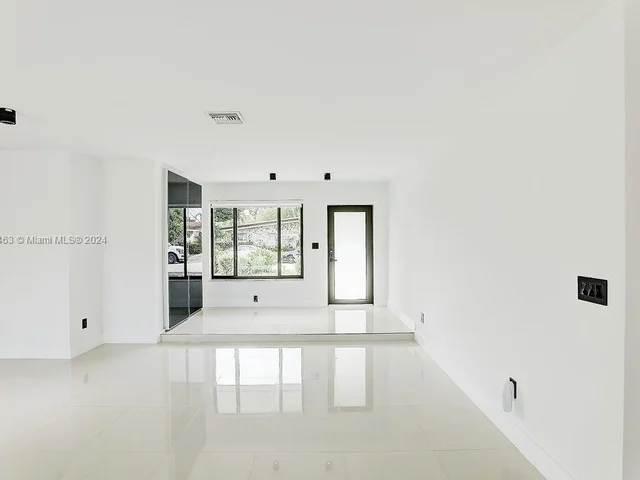 2311 NE 193rd St, Miami FL 33180