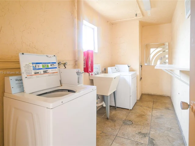 1024 SE 4th Ave # 405, Dania Beach FL 33004