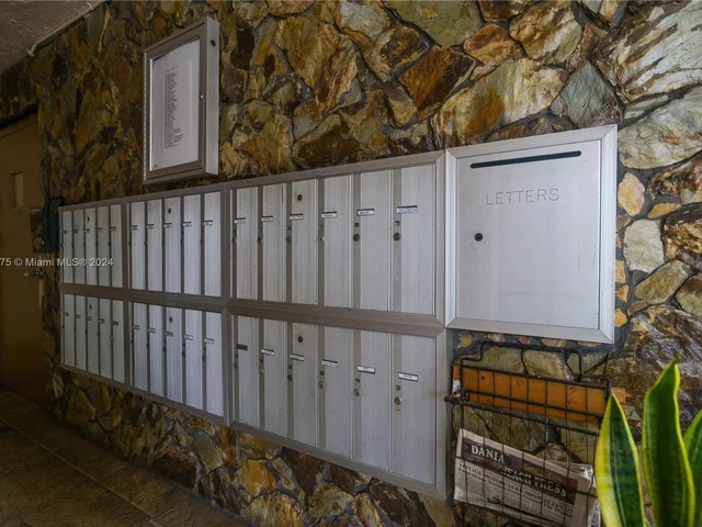 1024 SE 4th Ave # 405, Dania Beach FL 33004