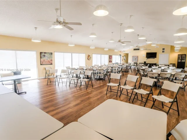 1024 SE 4th Ave # 405, Dania Beach FL 33004