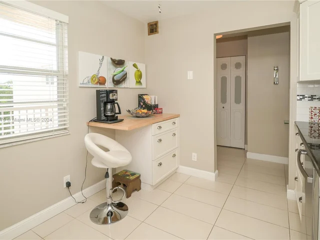 1024 SE 4th Ave # 405, Dania Beach FL 33004