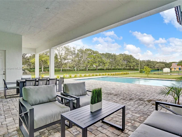 12361 NW 18th St, Plantation FL 33323