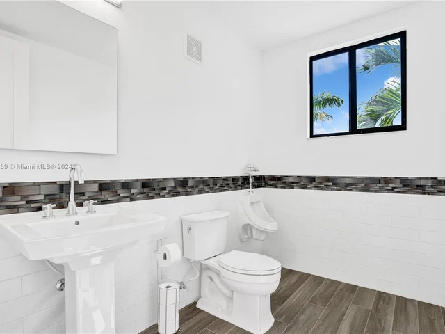 12361 NW 18th St, Plantation FL 33323