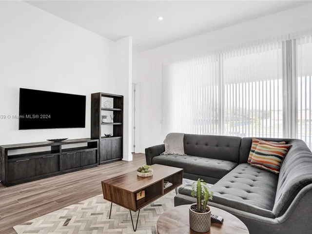 12361 NW 18th St, Plantation FL 33323