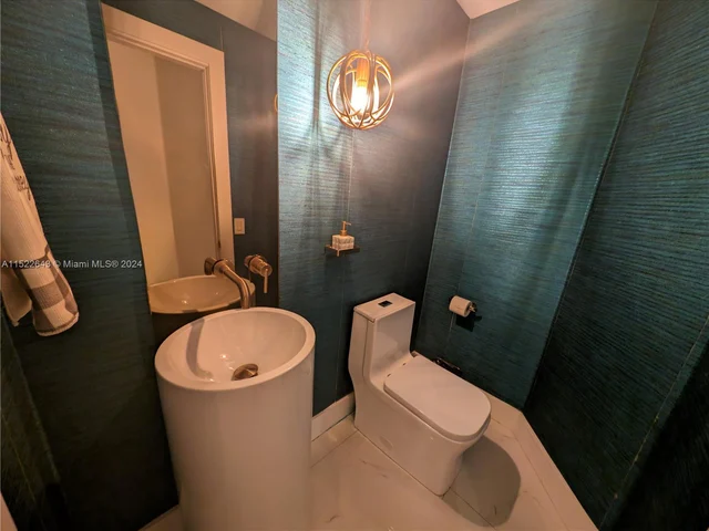 8462 NW 168th Ter, Miami Lakes FL 33016