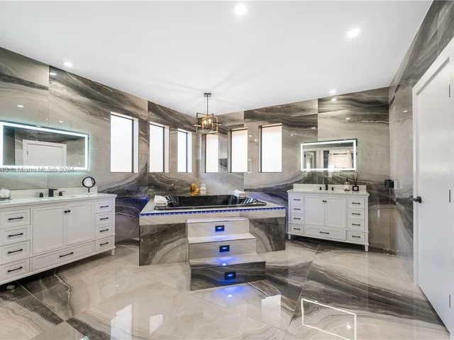 8462 NW 168th Ter, Miami Lakes FL 33016