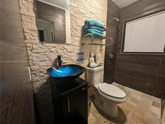 8462 NW 168th Ter, Miami Lakes FL 33016