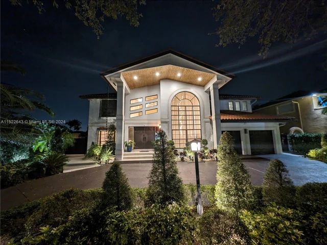 8462 NW 168th Ter, Miami Lakes FL 33016