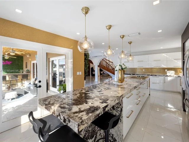 8462 NW 168th Ter, Miami Lakes FL 33016