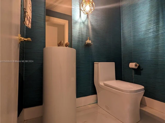 8462 NW 168th Ter, Miami Lakes FL 33016