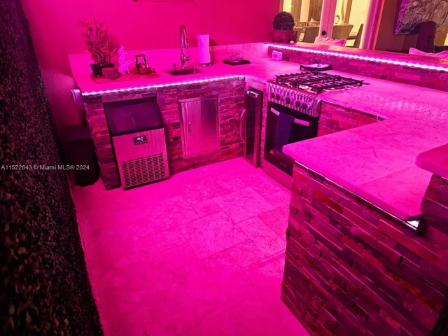 8462 NW 168th Ter, Miami Lakes FL 33016