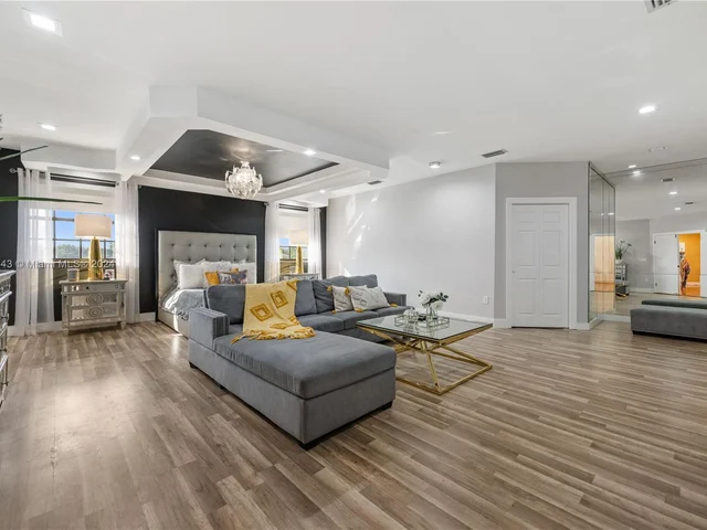 8462 NW 168th Ter, Miami Lakes FL 33016