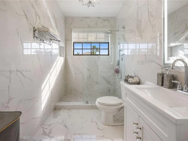 8462 NW 168th Ter, Miami Lakes FL 33016