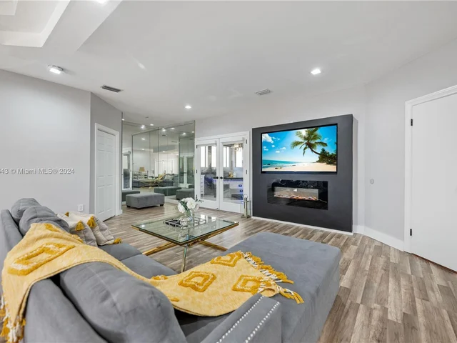 8462 NW 168th Ter, Miami Lakes FL 33016