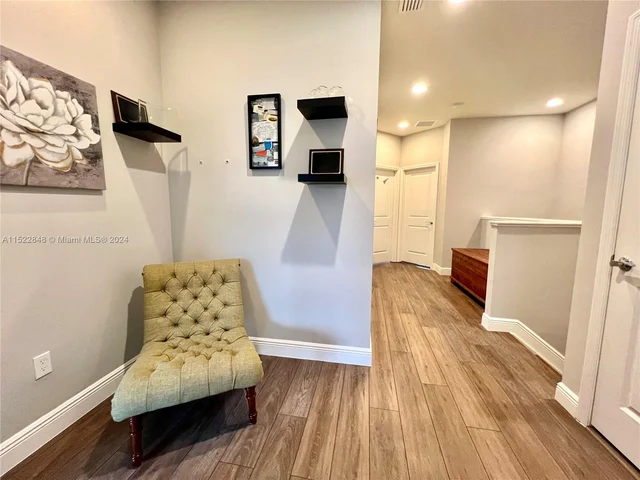 915 Banyan Dr, Hollywood FL 33021