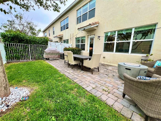 915 Banyan Dr, Hollywood FL 33021